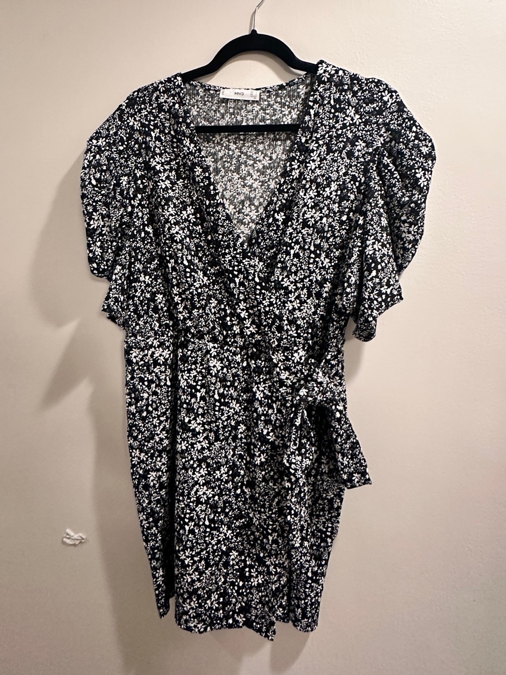 Mango MNG Black & White Floral Wrap Dress Size 8 Flutter Sleeve Mini Dress